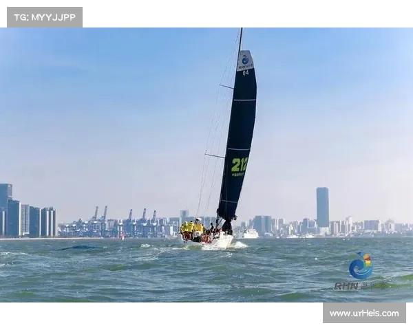 世界帆船锦标赛：澳大利亚队桅杆断裂，维修船紧急救援